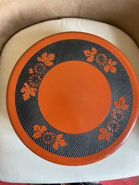 Striking Japanese inspired leaf motif round box with lid